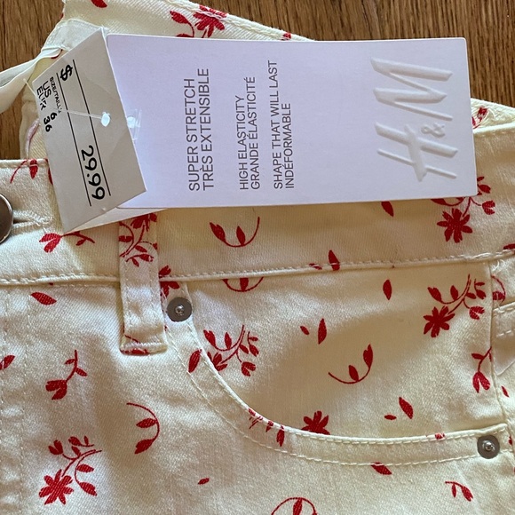 NWT slim fit warm white w/ red flowers size 6 🌹🌺 - Picture 5 of 7